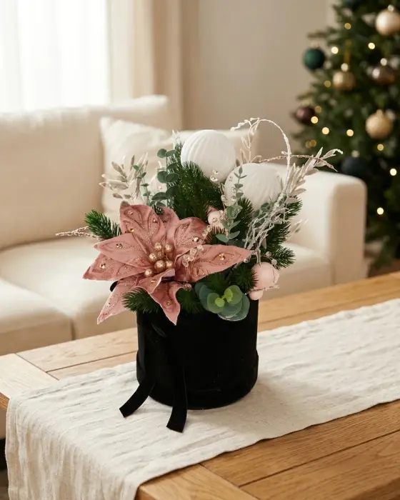 Cutie de catifea neagră cu crăciuniță roz pudrat, globuri albe și eucalipt